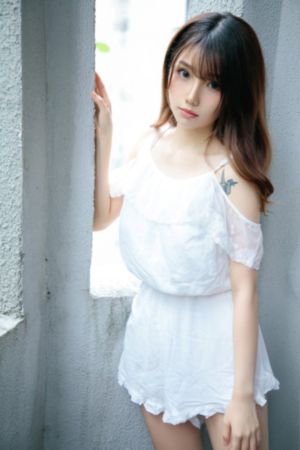 女子上厕所遭男孩趴地偷窥