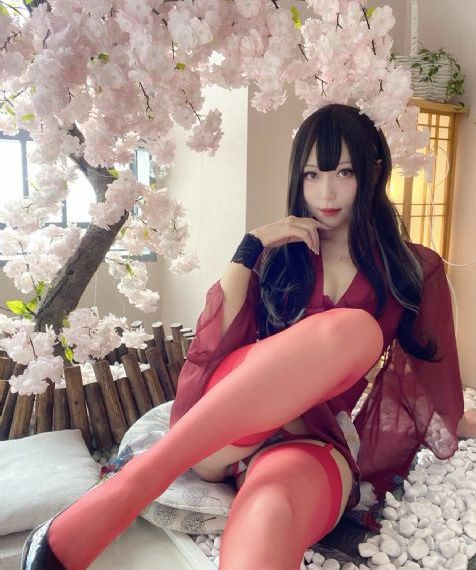 女生发出哼哼唧唧的声音助眠